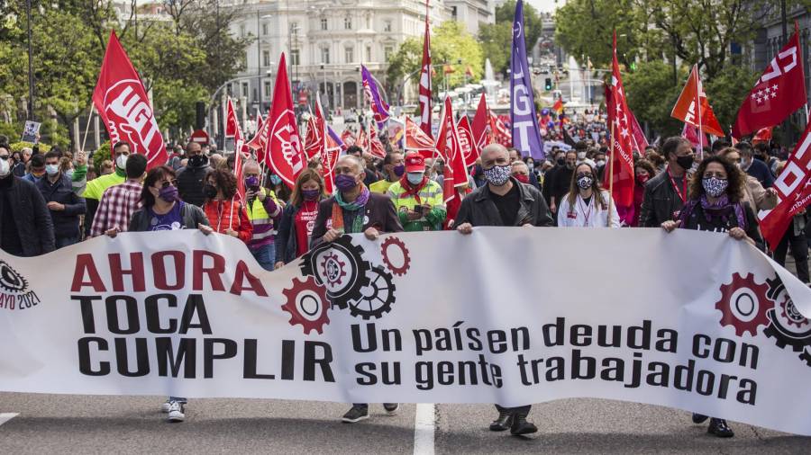 El secretario general de UGT, Pepe Álvarez (2i), y el secretario general de CCOO, Unai Sordo (2d), durante la manifestación con motivo del Día del Trabajador en Madrid. ALEJANDRO MARTÍNEZ VÉLEZ / EUROPA PRESS