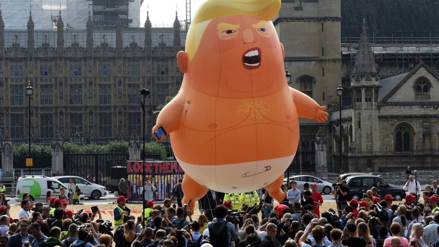El globo del bebé Trump en pañales se alza frente al Parlamento de Londres