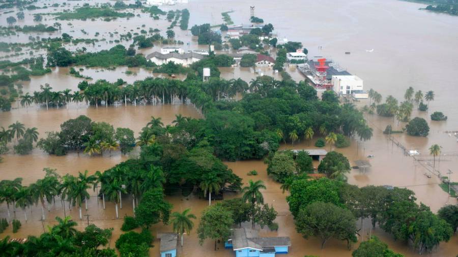 Fotografía aérea que muestras las fuertes inundaciones tras los desbordamientos del río Chamelecón hoy, en la colonia Planeta de la Lima. FOTO: EFE/ José Valle