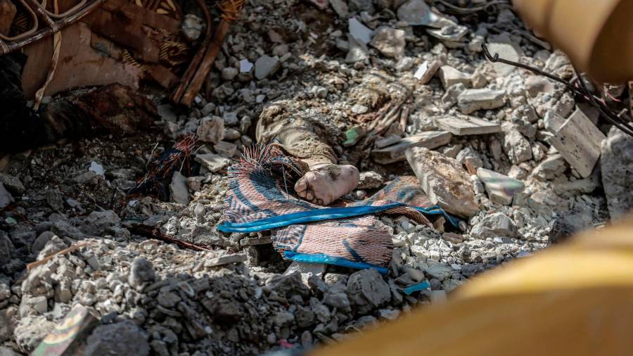 16 de maio de 2021, Territorios palestinos, cidade de Gaza: pódense ver restos dunha persoa morta entre os cascallos dunha casa derrubada tras un ataque aéreo israelí, no medio do intenso estalido da violencia israelí-palestina. Foto: Mohammed Talatene / dp