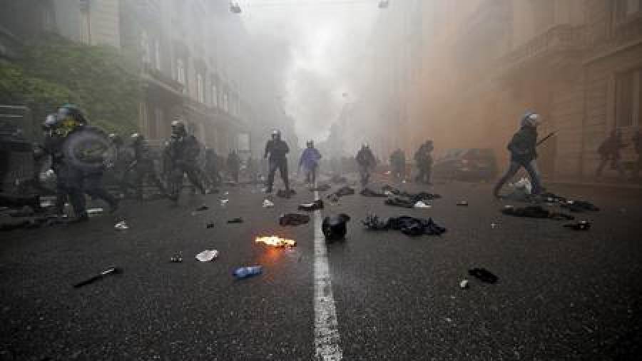 Caos en Milán en enfrentamientos entre Policía y antisistema en contra de la Expo universal