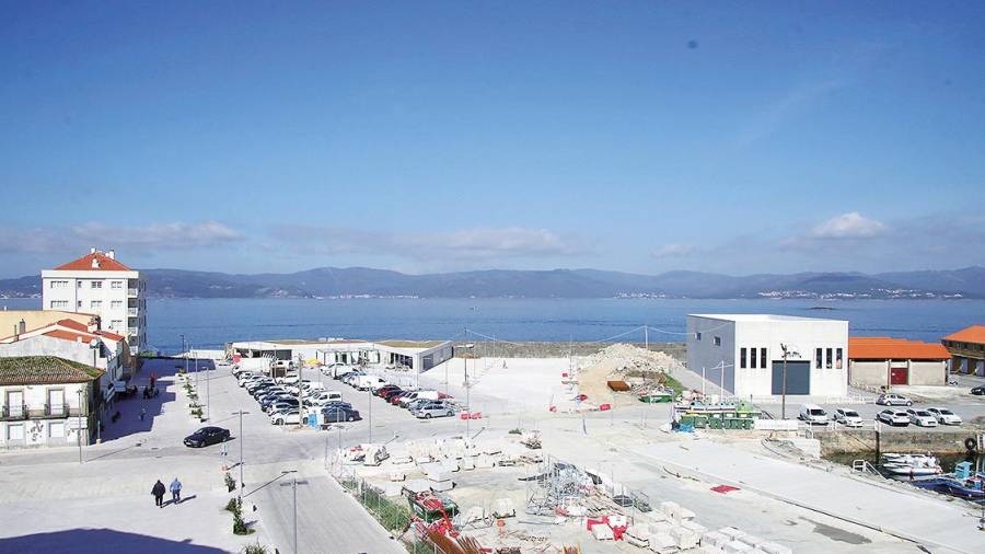 Al fondo, una zona de aparcamiento y, justo detrás, el edificio de servicios náuticos y portuarios. Foto: ECG