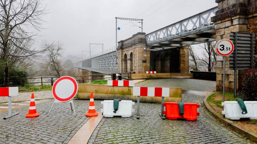 Frontera del Puente Internacional Tui-Valença cortada al paso, en Pontevedra, Galicia. FOTO: Marta Vázquez Rodríguez