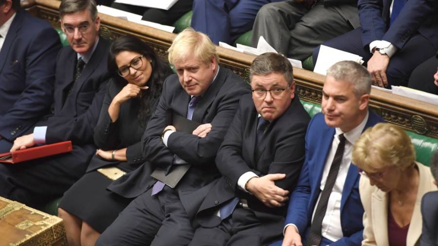 El Parlamento británico rechaza el calendario de Johnson y deja el acuerdo del Brexit en el limbo