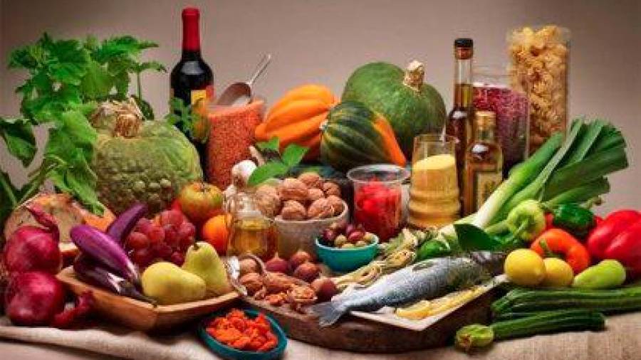 Los alimentos incluidos en la dieta mediterránea favorecen la protección frente a riesgos cardiovasculares y neurodegenerativos. e.p.