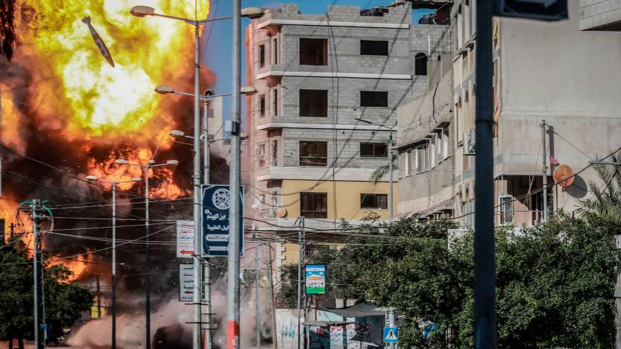 Explosión provocada tras la caída de un cohete israelí en un edificio de la ciudad de Gaza. Foto: Europa Press