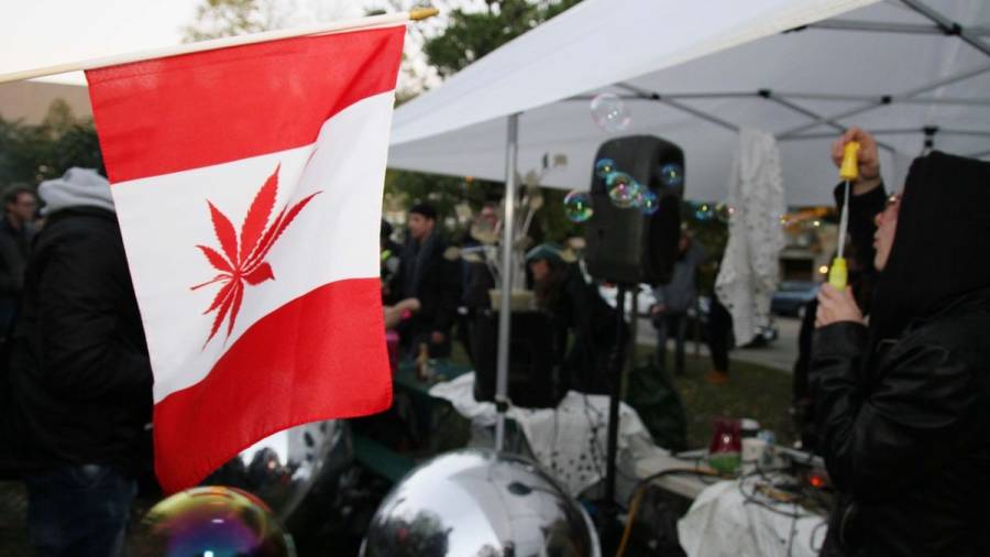 Miles de personas disfrutan en Canadá de la legalización de la marihuana