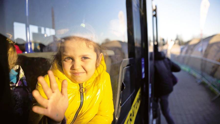 Nueva vida. Una niña ucraniana en un autobús en el cruce fronterizo de Medyka (Polonia). Foto: C. Soeder 