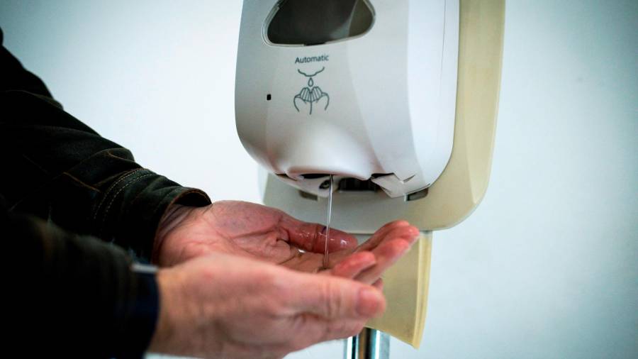 Una persona se aplica gel hidroalcohólico en las manos (Brais Lorenzo / EFE)