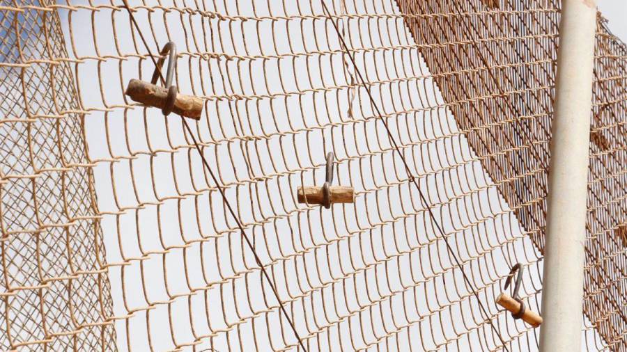 Un guardia civil resulta herido en un salto a la valla de Melilla de una decena de inmigrantes
