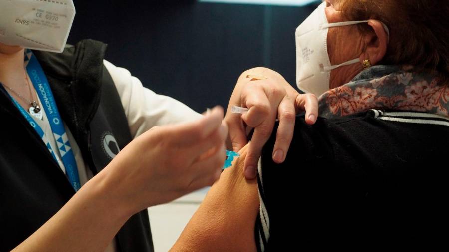 Una mujer recibe una dosis de la vacuna de Pfizer en el Hospital Universitario de Lugo para vacunarse. (Foto: EFE/Eliseo Trigo)