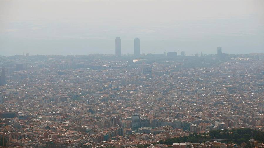ATMÓSFERA. Una nube de contaminación cubre la ciudad de Barcelona. Foto: Alejandro García