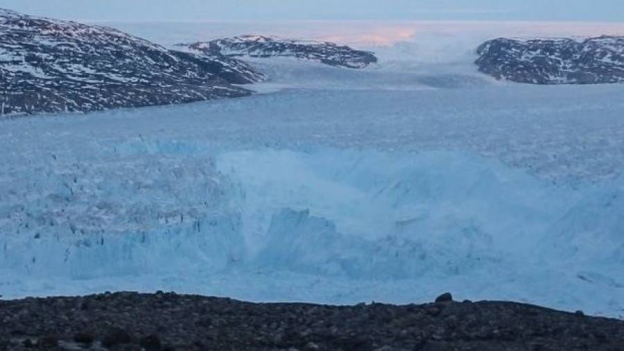 Científicos registran la rotura de un enorme glaciar en Groenlandia