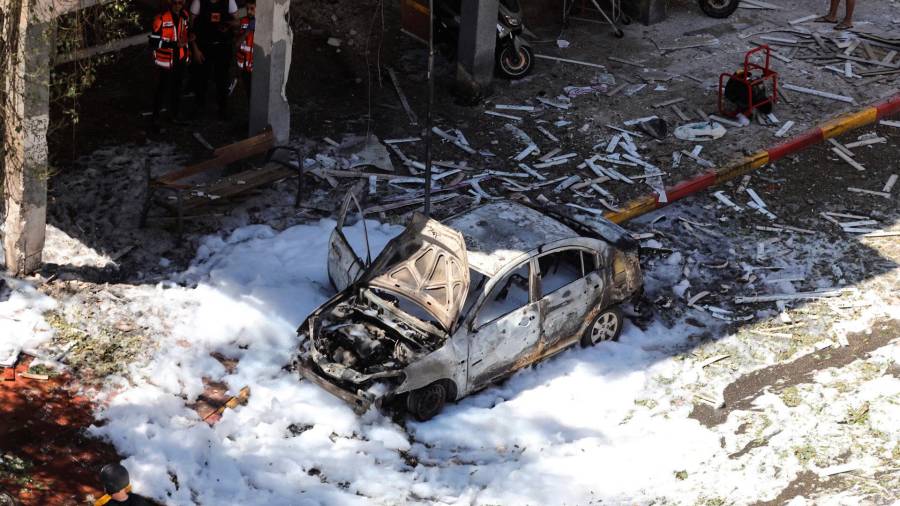DESTRUCCIÓN. Un coche destruido en una calle de Ramat Gan. Foto: E. P, / Ilia Yefimovich / Dpa