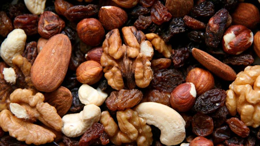 DIETA. Plano de una bandeja de frutos secos: nueces y avellanas, entre otros. Foto: Pixabay