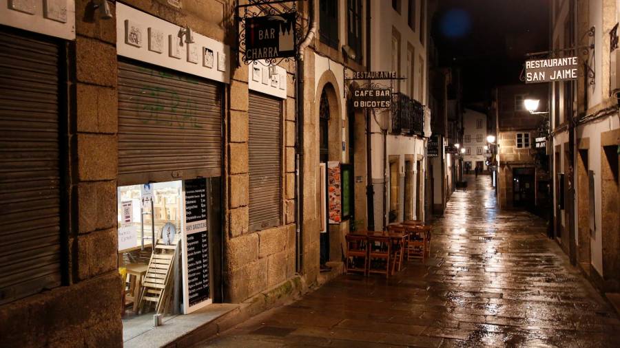 toque de queda. La Rúa da Raiña, en pleno casco histórico de Santiago, completamente vacía. Foto: Antonio Hdez. 