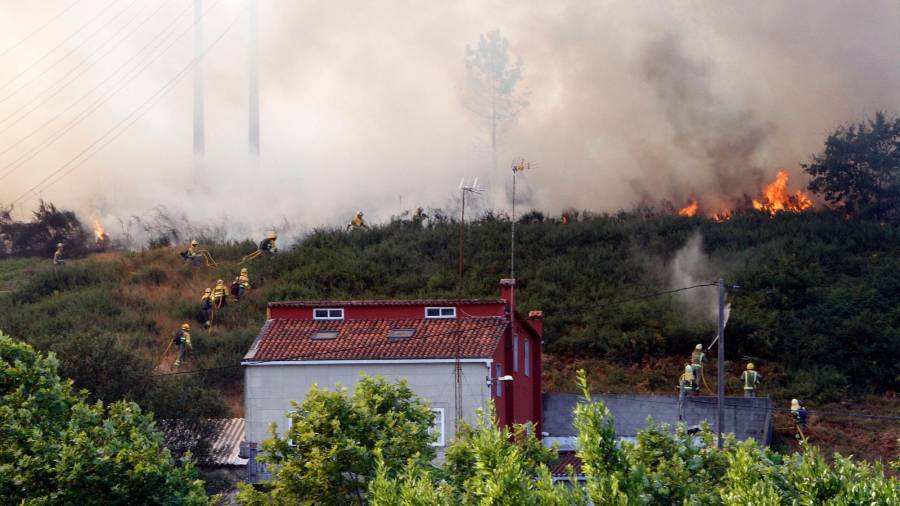 el viernes las llamas llegaron a 20 metros de las casas de algunos vecinos, que tuvieron que salir durante unas horas. Foto: Antonio Hernández
