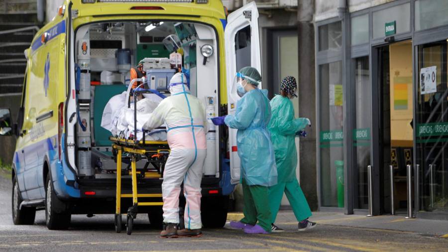 En la foto, del pasado martes, un paciente ingresa por coronavirus en las urgencias del Hospital Montecelo de Pontevedra. EFE/ Salvador Sas