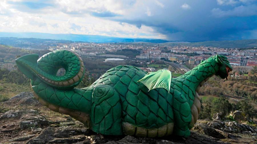 A Coca, animal con corpo de dragón, que xorde do mar para raptar ás mozas máis fermosas de Redondela. Fotos: María José Otero