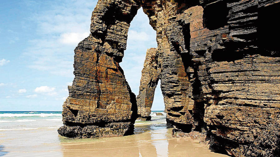 El arenal de As Catedrais lidera el ranquin de lugares más bellos de toda Galicia