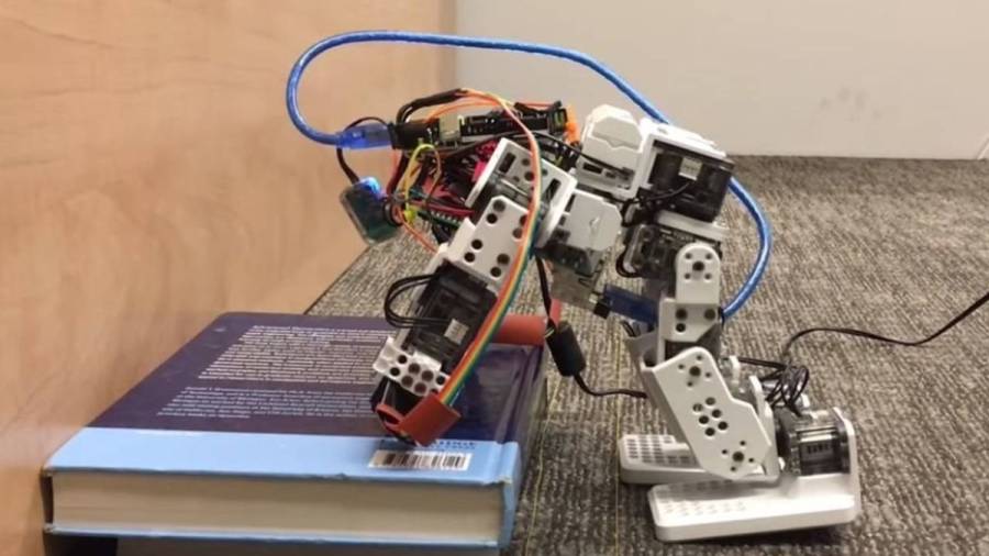 Desarrollan el primer robot humanoide capaz de usar sus manos para evitar caídas