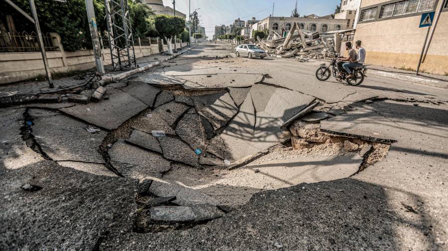 16 de maio de 2021, Territorios palestinos, cidade de Gaza: unha visión xeral dos danos nas rúas próximas ao hospital Al-Shifa, causados ​​por un ataque aéreo israelí, no medio do intenso estalido da violencia israelí-palestina. Foto: Mohammed Talatene / dpa