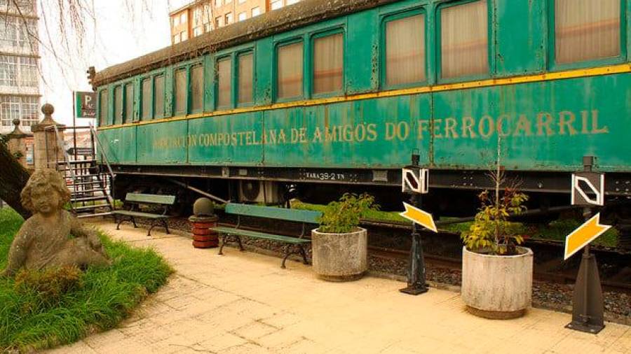 El vagón ‘Verderón’, ubicado en la entrada de la estación de tren. Foto: Contando Estrelas