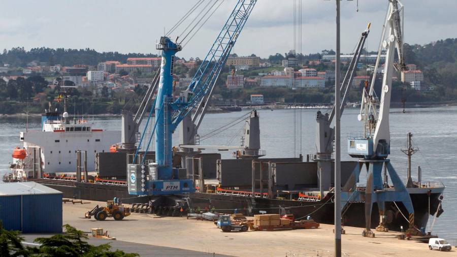Actividad en el puerto exterior de Ferrol. Foto: Kiko Delgado/Efe