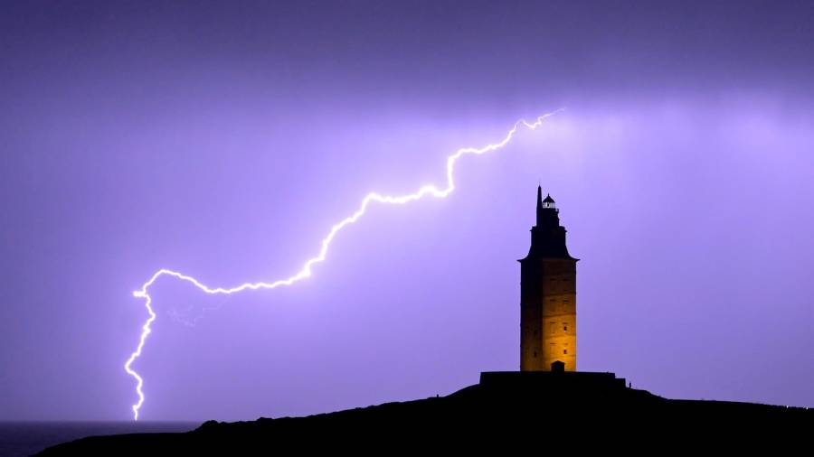 Vista de un rayo sobre la Torre de Hércules en A Coruña, Galicia. FOTO: M. Dylan