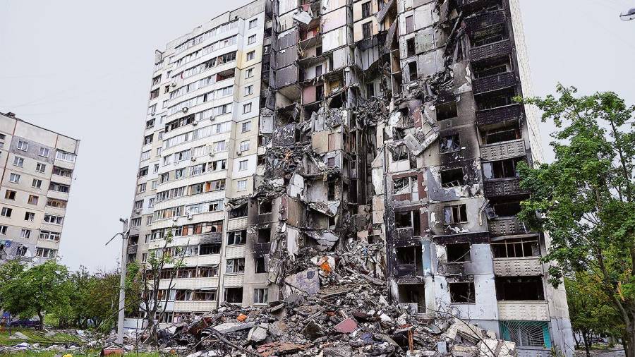 Edificio de apartamentos residenciales destruido en el distrito de Kharkiv. Foto: Zuma Press