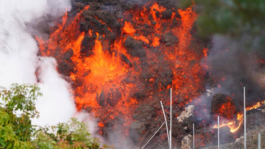 La lava avanza en La Palma tras la erupción del volcán de Cumbre Vieja en Cabeza de Vaca. FOTO: Europa Press
