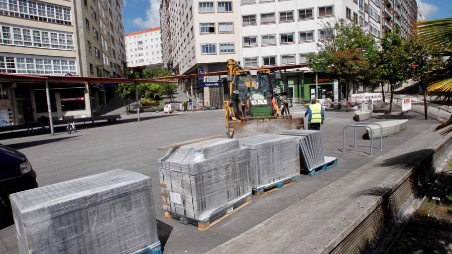 Trabajos de reparación del pavimento de la plaza Roxa, a la espera de que finalice el confinamiento. Foto: Fernando Blanco