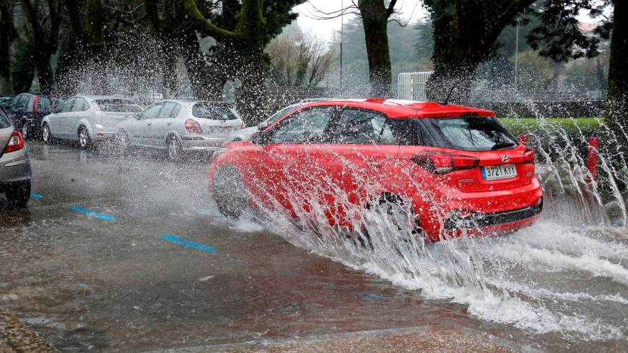 Un coche atravesando una balsa de agua en el Campus