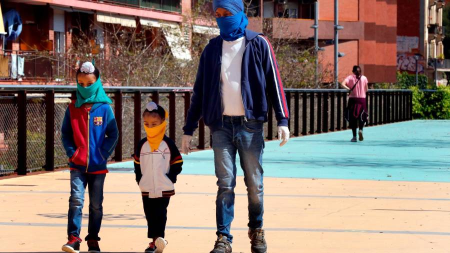 . L'HOSPITALET (BARCELONA), 28/04/2020.- Una familia sij pasea por L'Hospitalet (Barcelona), este martes, cuando se cumplen 45 días de confinamiento por el estado de alarma decretado por el Gobierno por la crisis del coronavirus. EFE/Toni Albir