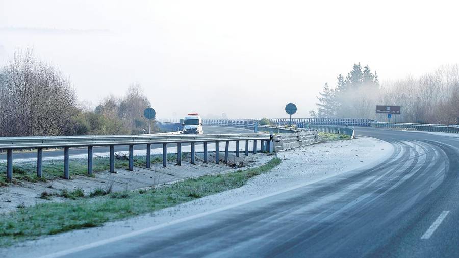 La autovía A-54 en Lugo completamente helada a primeras horas de ayer. Foto: Eliseo Trigo