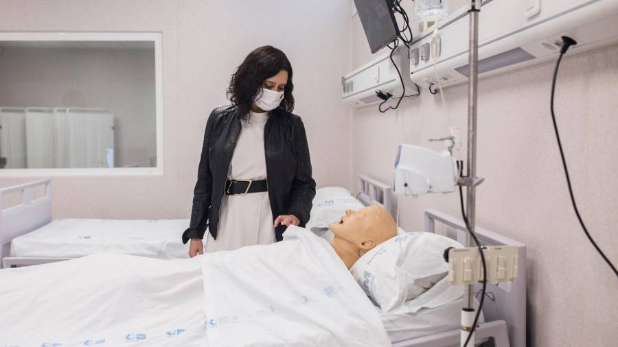 La presidenta madrileña, Díaz Ayuso, en una visita al hospital 12 de Octubre. Foto: E. P.