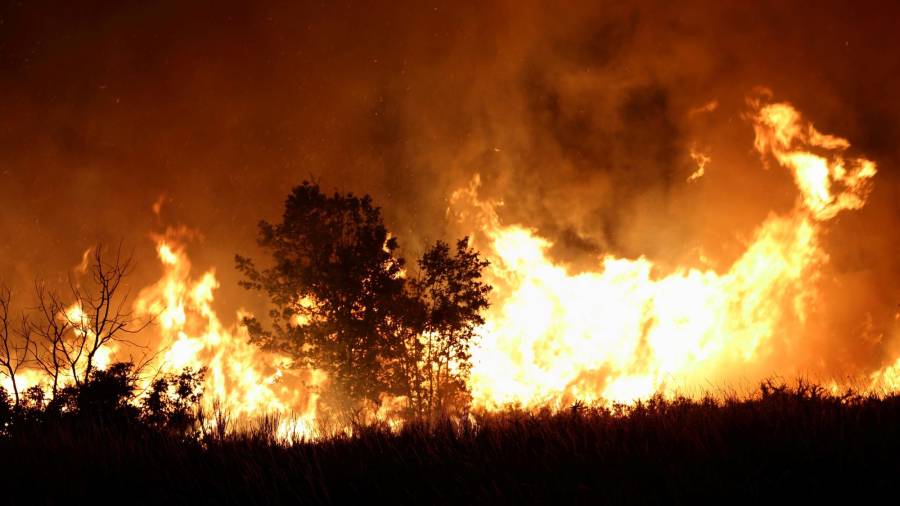 El fuego de Cualedro supera las 1.000 hectáreas y se convierte en el más grande del verano