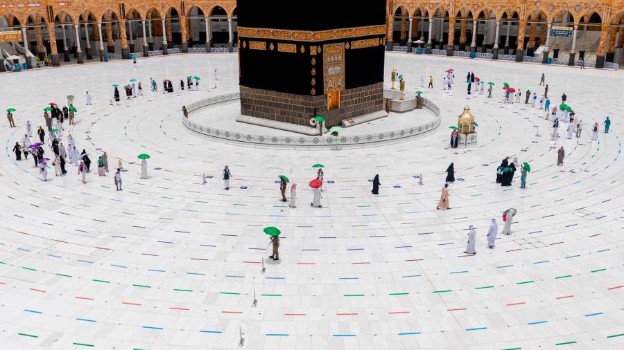 Los fieles peregrinos dando las siete vueltas alrededor de la ‘Kaaba’. Foto: Saudy Press