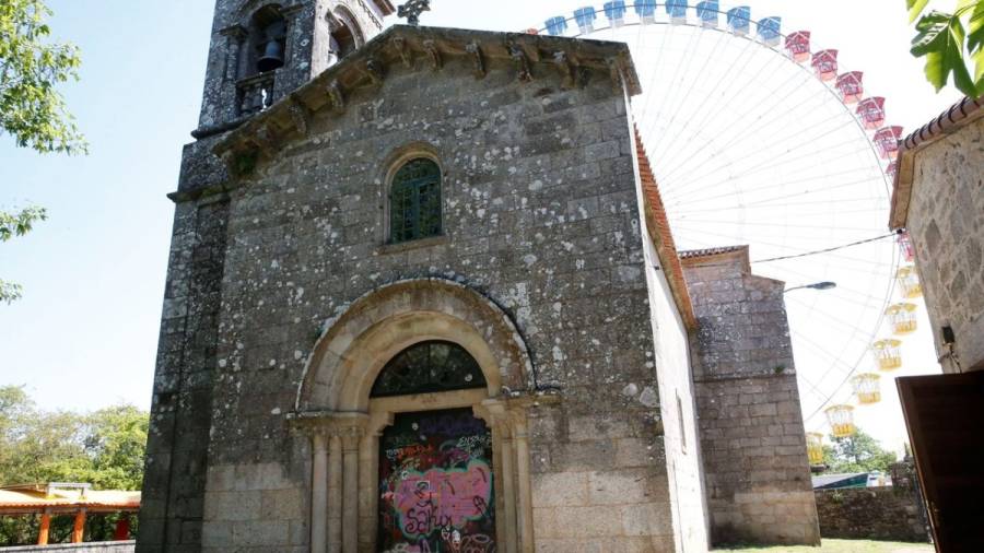 Ventanas rotas y pintadas afean la histórica capilla de Santa Susana