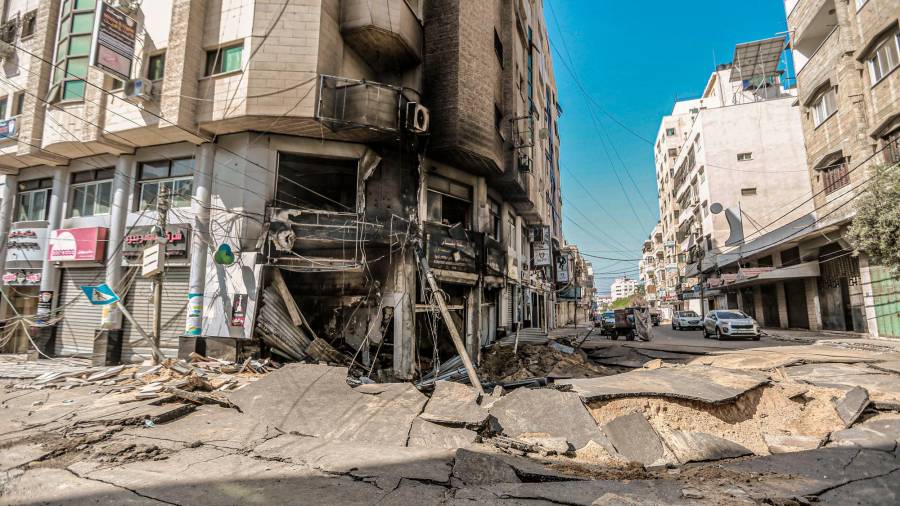 16 de maio de 2021, Territorios palestinos, cidade de Gaza: unha visión xeral dos danos en edificios e rúas próximas ao hospital Al-Shifa, causados ​​por un ataque aéreo israelí, no medio do intenso estalido da violencia israelí-palestina. Foto: Mohammed Talatene / dpa