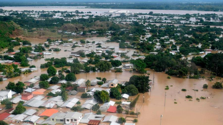 Fotografía aérea que muestras las fuertes inundaciones tras los desbordamientos del río Chamelecón. FOTO: EFE/ José Valle
