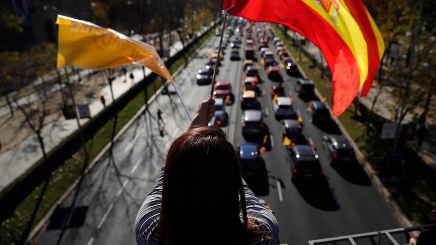 GRAF3443. MADRID, 22/11/2020.- Vista general de la manifestación con vehículos que recorre el Paseo de la Castellana desde Cuzco a Cibeles en Madrid este domingo contra la Ley de Educación (LOMLOE), denominada también 'Ley Celaá', aprobada esta semana en el Congreso. EFE/JuanJo Martín