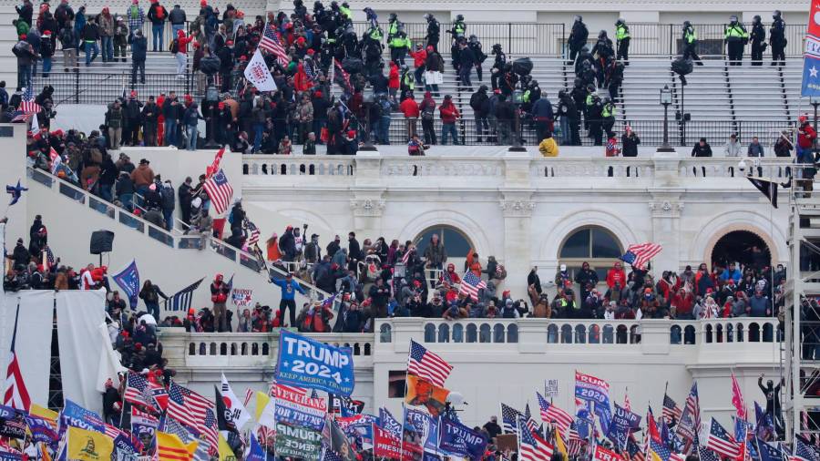 Algunos de los centenares de asaltantes del Congreso. Foto: Michael Reynolds/Efe 