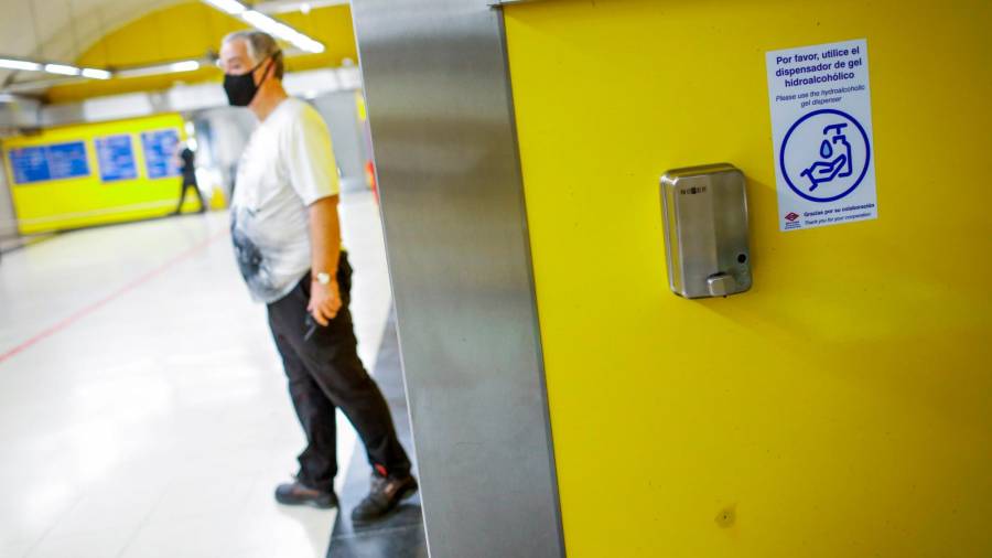 Vista de un dispensador de alcohol en gel instalado en un pasillo de una estación de metro de Madrid, este martes durante la presentación de nuevas medidas de seguridad frente al Covid 19 en el subterráneo de la capital. EFE/ David Fernandez