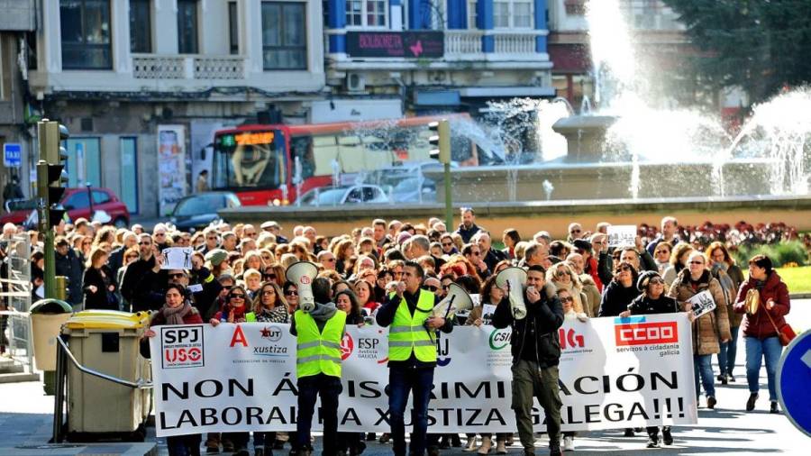 Más de 200 funcionarios de justicia se manifiestan en A Coruña