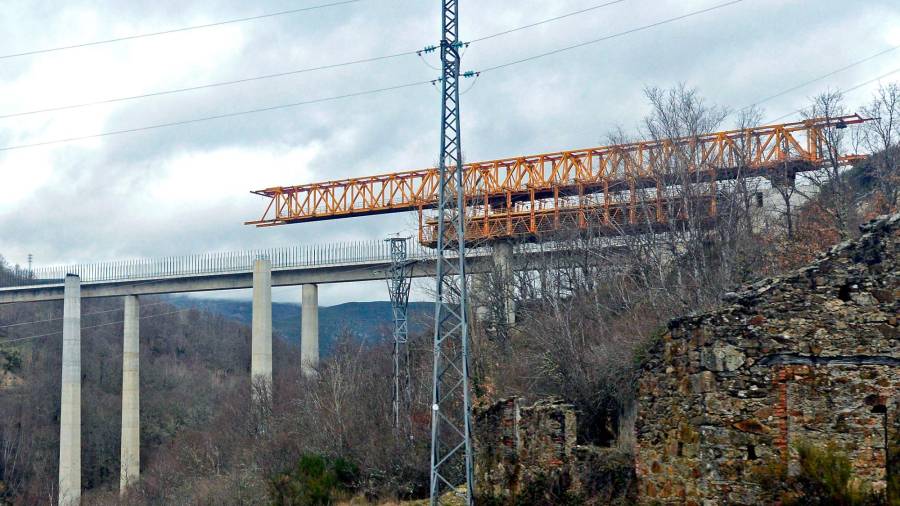 Viaducto izquierdo de Tuela, en la zona de Lubián actualmente en construcción; el derecho ya dispone de vía. Foto: Almara