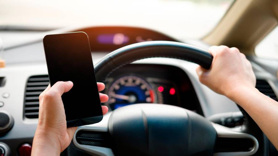 IMPRUDENCIAS. Un conductor mirando el móvil mientras conduce. Foto: Acharaporn/Pexels