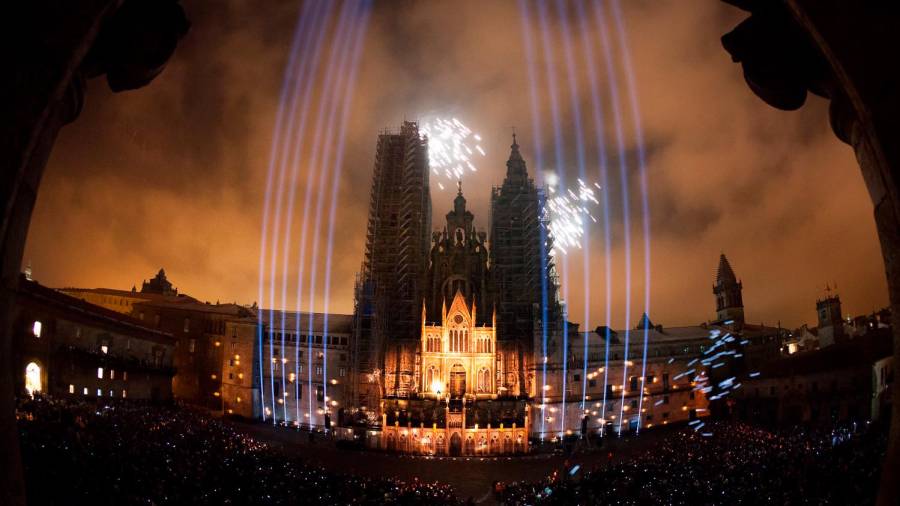 Fuegos del Apóstol de 2014, los últimos lanzados desde la Catedral antes de su traslado a Raxoi. Foto: CdS