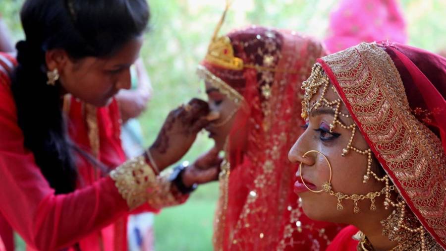 Miles de indios contraen matrimonio en el día de mejor augurio del año