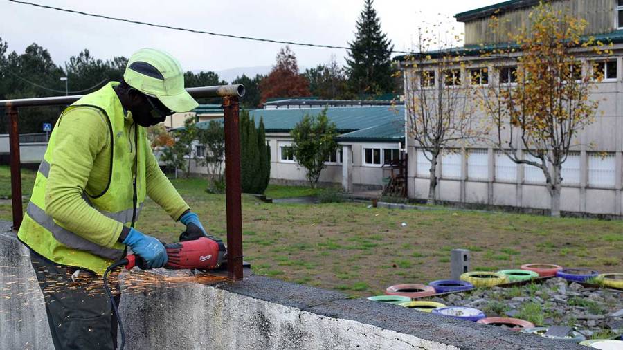 Comezan as obras de renovación do peche perimetral no colexio de Baño